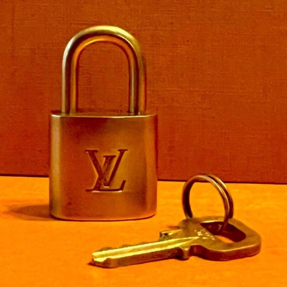LV lock and key - Picture 3 of 9